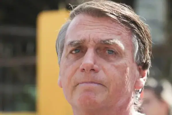 Plantão para Bolsonaro: pelo zap, secretaria pede ajuda a médicos