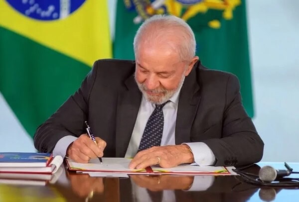 Lula sanciona lei que autoriza pagar benefícios retroativos a servidor