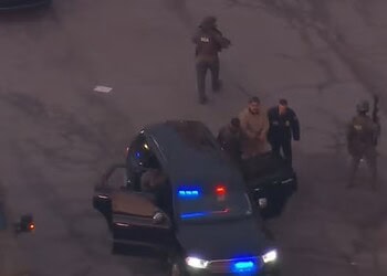 Nicolás Maduro é transferido por autoridades dos EUA para comparecer em tribunal em Nova York em 5 de janeiro de 2026. — Foto: Reuters