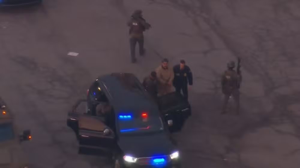 Imagens mostram Nicolás Maduro sendo transferido antes de prestar depoimento; VEJA 1 Nicolás Maduro é transferido por autoridades dos EUA para comparecer em tribunal em Nova York em 5 de janeiro de 2026. — Foto: Reuters