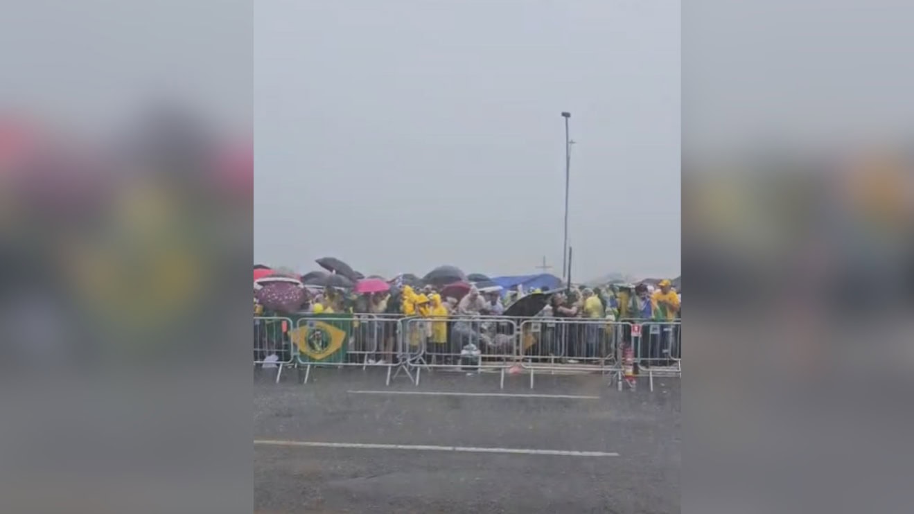 VÍDEO: Veja o momento em que raio atinge manifestantes em Brasilia 1 VÍDEO: Veja o momento em que raio atinge manifestantes em Brasilia