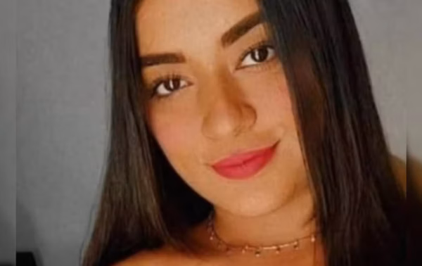 Após laudo descartar descarga elétrica, polícia prende amiga de jovem encontrada morta ao lado de piscina