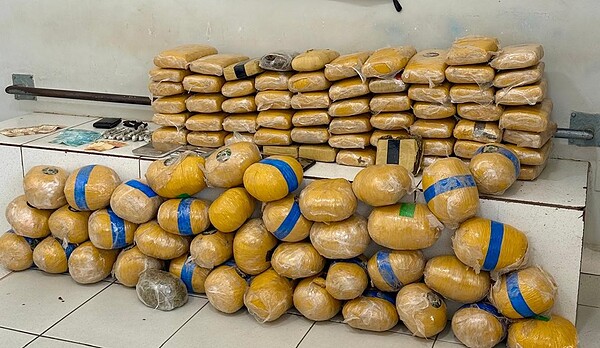 Operação do Bope apreende mais de 100 kg de drogas e prende três suspeitos no bairro Floresta