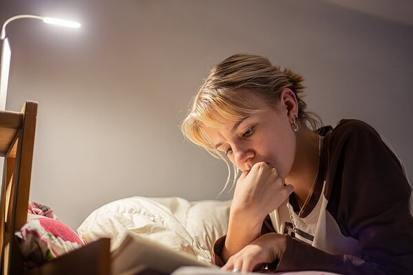 Insônia afeta milhões de brasileiros e alternativas naturais ganham espaço no tratamento