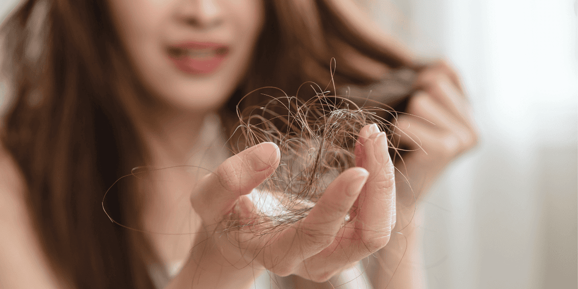 Alimentação certa pode ajudar a frear a queda de cabelo e fortalecer os fios 1 A queda capilar pode ser evitada por meio de uma alimentação rica em nutrientes / Foto: Shutterstock