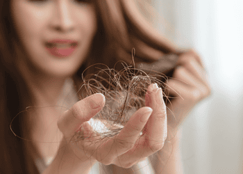 A queda capilar pode ser evitada por meio de uma alimentação rica em nutrientes / Foto: Shutterstock