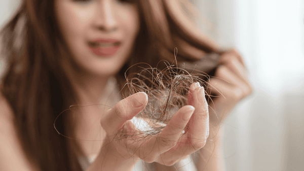 Alimentação certa pode ajudar a frear a queda de cabelo e fortalecer os fios