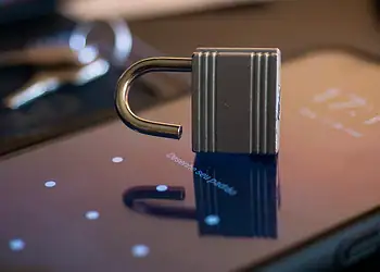 O bloqueio de tela é uma das medidas de segurança mais importantes em smartphones. Sem bloqueio, qualquer contato breve com o aparelho é suficiente para instalar um programa espião — Foto: Altieres Rohr/G1