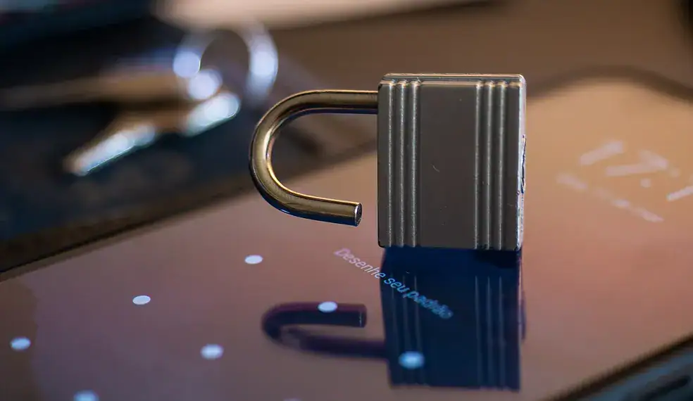 Pesquisador diz ter encontrado 149 milhões de senhas expostas, incluindo contas de Gmail, Instagram e 'gov.br' 1 O bloqueio de tela é uma das medidas de segurança mais importantes em smartphones. Sem bloqueio, qualquer contato breve com o aparelho é suficiente para instalar um programa espião — Foto: Altieres Rohr/G1