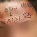 Tatuagem com frase 'eu sou ladrão e vacilão' em imagem de 2017 — Foto: Reprodução