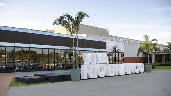 A médica Melissa Chaves Ribera comemorou aniversário em clima de amor e família em Fortaleza. Veja mais na coluna No Circuito