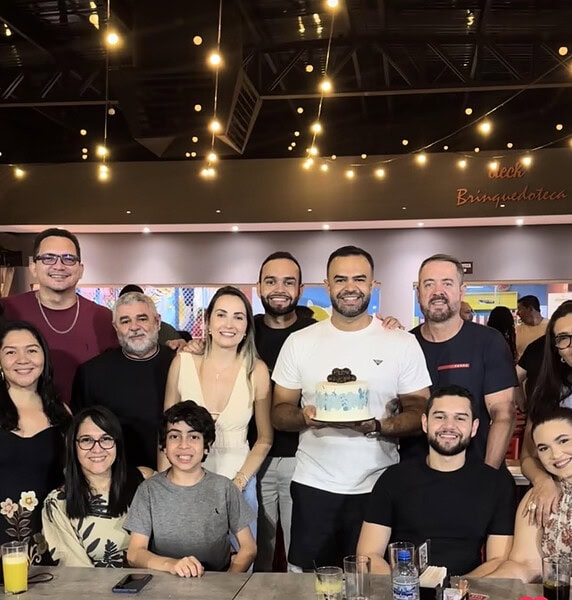 A médica Melissa Chaves Ribera comemorou aniversário em clima de amor e família em Fortaleza. Veja mais na coluna No Circuito