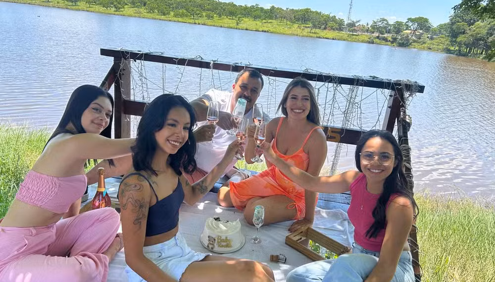 Laís, Ivan, Camili, Ana e Natália no chá revelação — Foto: Arquivo pessoal