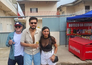 Francisco Lima (ao centro), de Porto Velho; à esquerda, outro folião também de Rondônia, com amiga de Rio Branco - Foto: Vitor Paiva