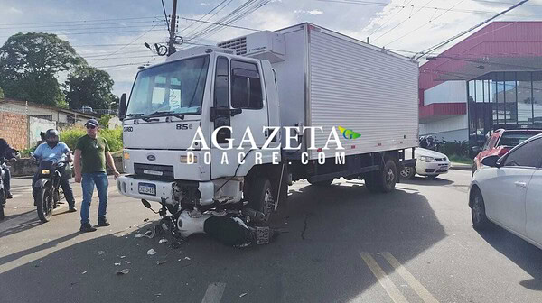 Mulher sofre fratura na perna após colisão entre caminhão e motocicleta