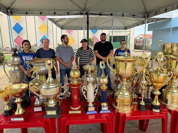 Prefeitura de Brasiléia recebe 33 troféus históricos da equipe Ponte Preta