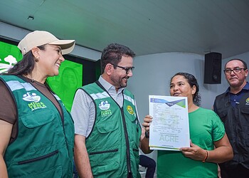 Beneficiada recebe título definitivo durante solenidade em Cruzeiro do Sul. Foto: Marcos Santos/ Secom