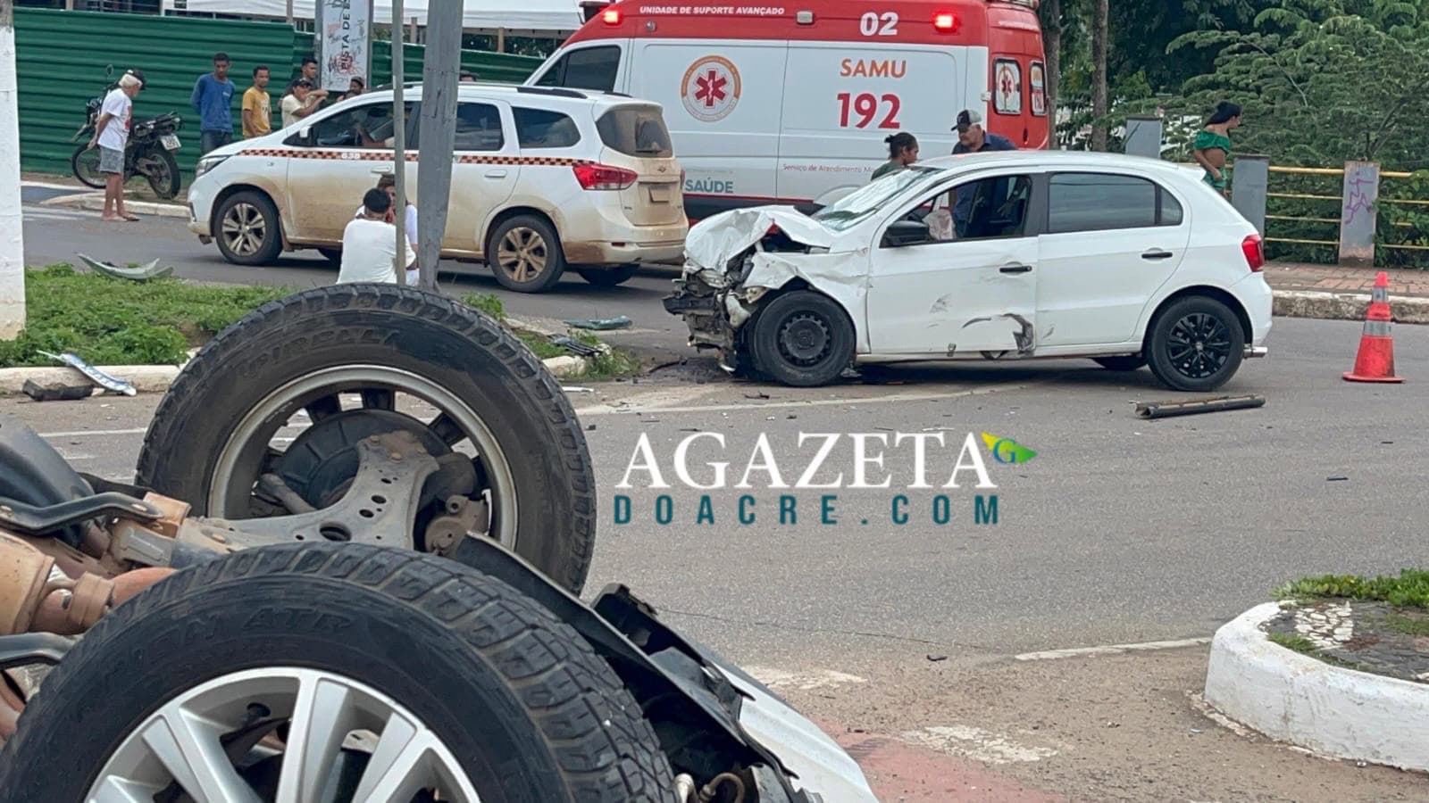 Carro capota após colisão em cruzamento na Avenida Ceará, em Rio Branco, e deixa três feridos