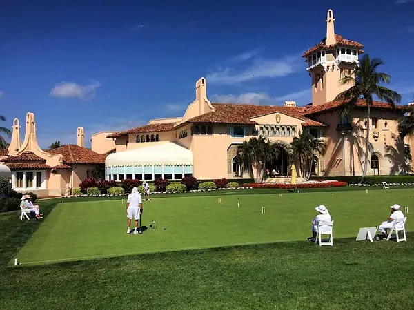 Homem é morto a tiros ao tentar invadir resort de Trump na Flórida