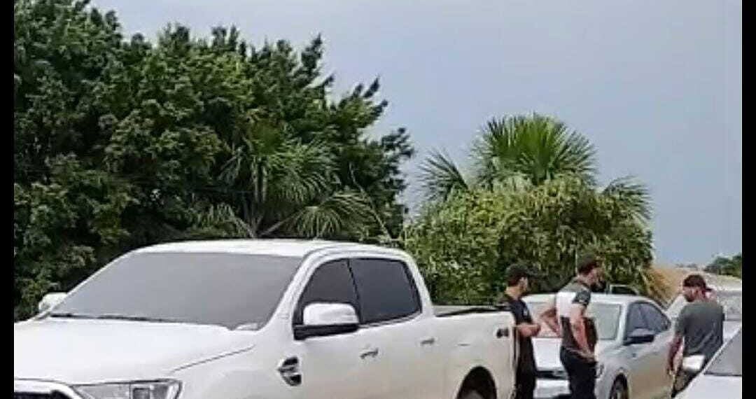 Fila de carros se estende por trecho da BR-364, devido a protestos em Feijó; veja vídeo 1 A fila acumula dezenas de carros. Foto: Cedida