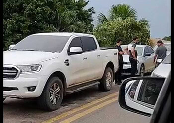 A fila acumula dezenas de carros. Foto: Cedida