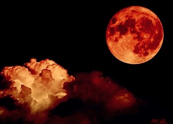 Lua de Sangue registrada durante um eclipse lunar total.