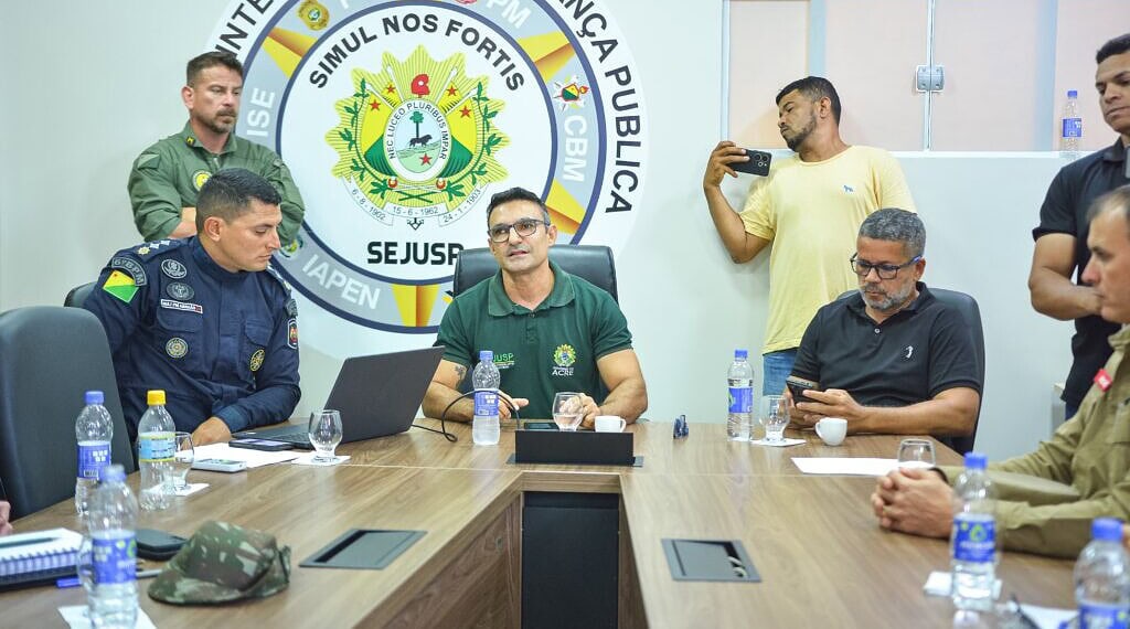 Encontro reuniu representantes do governo, forças de segurança e instituições para discutir ações de segurança para o Carnaval 2026 em Cruzeiro do Sul. Foto: Marcos Santos/Secom