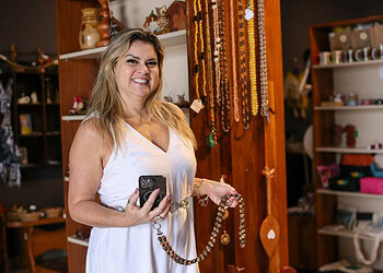 Coordenadora estadual do PAB e da Casa do Artesanato Acreano, Risoleta Queiroz: “Artesanato tem se destacado muito”. Foto Dhárcules Pinheiro/Secom