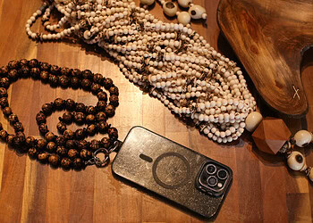 Acessórios para celular são novidade na Casa do Artesanato Acreano. Foto Dhárcules Pinheiro/Secom