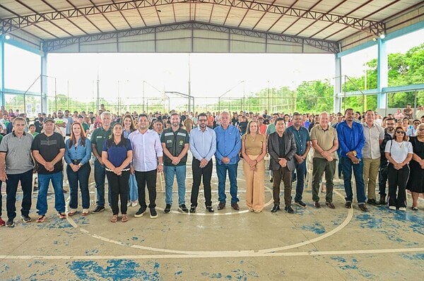 Gladson assina contrato para construção de 25 casas populares no Acre