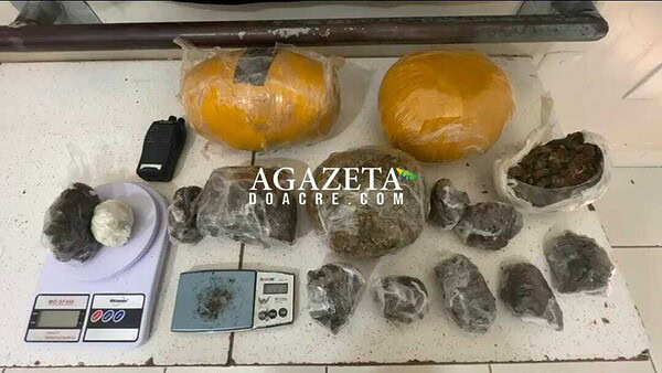 Polícia Militar apreende drogas em dois bairros e conduz suspeitos à delegacia
