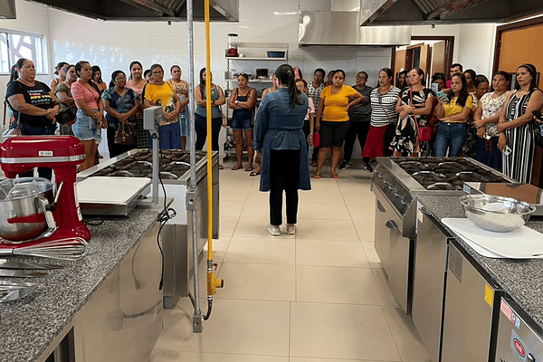 Cursos gratuitos para mulheres em Rio Branco abrem 40 vagas em camareira e confeiteira; veja como se inscrever