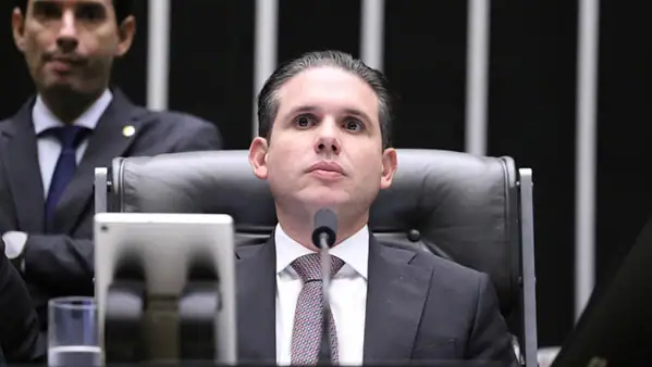 Hugo Motta envia proposta de fim de escala 6x1 para a CCJ