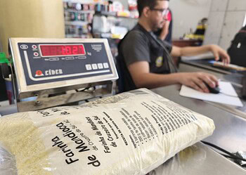 Balanças utilizadas em mercados passam por avaliação dos técnicos do Ipem. Foto: Rosi Sabóia/Ipem