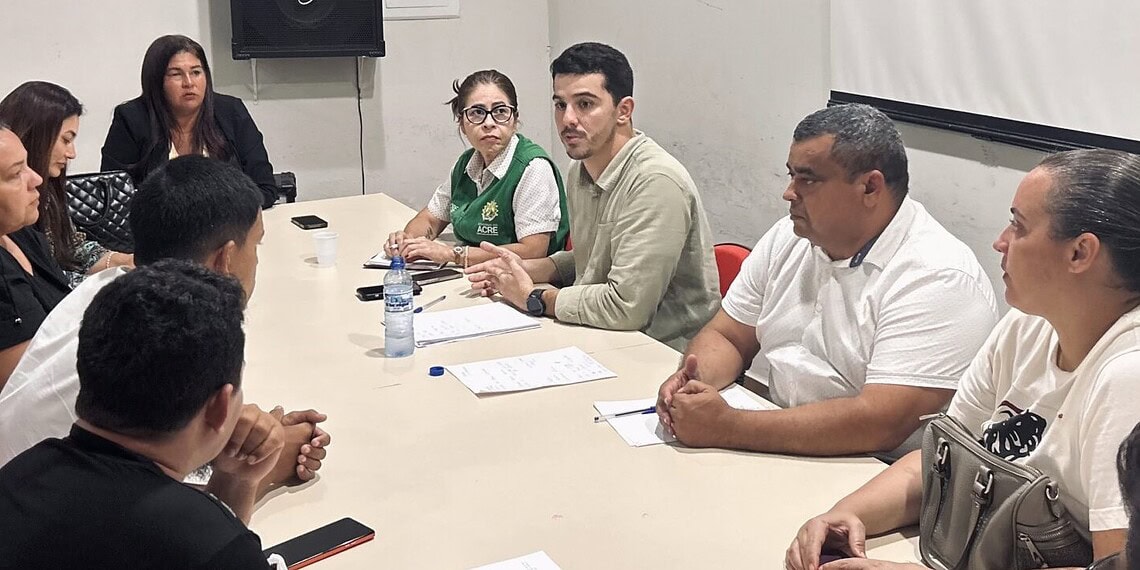 Reunião reafirmou prazo para entrega do primeiro bloco do Hospital Geral de Feijó. Foto: Kalyel Vieira/Seop