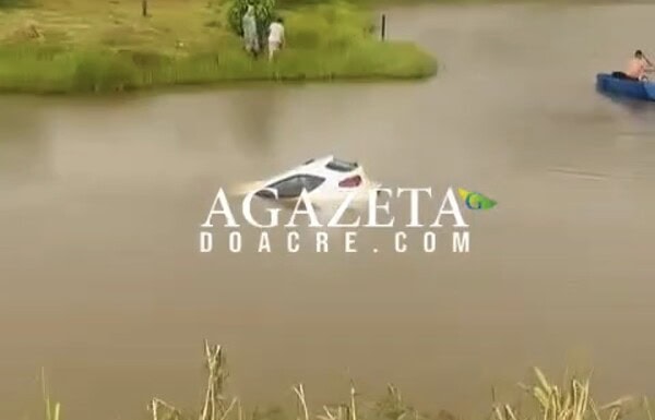 Carro cai em açude na AC-475 e jovem é salva por morador antes de veículo afundar