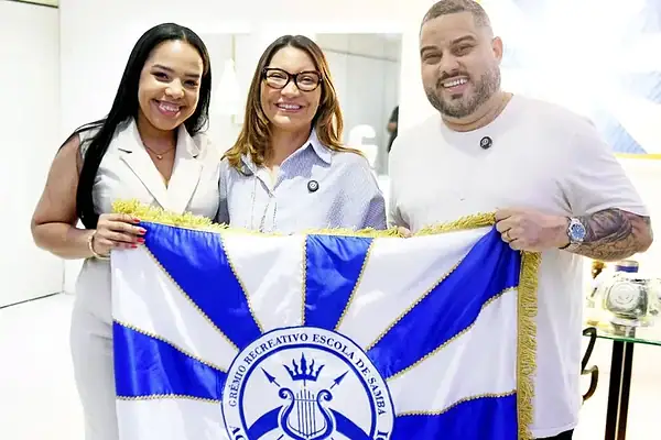 Janja voou de FAB com 6 assessores ao visitar escola de samba de Lula
