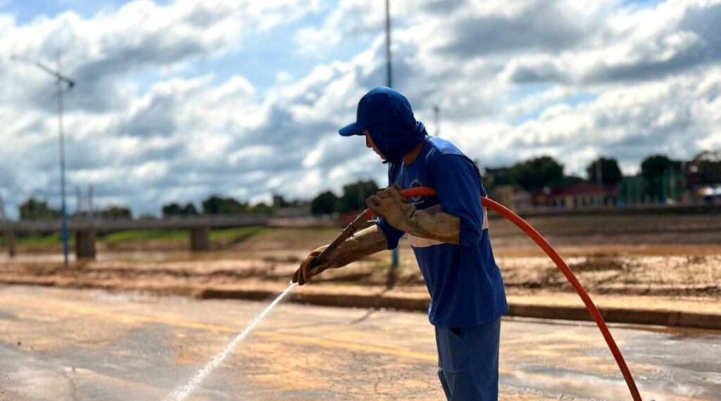 As equipes seguem atuando nos próximos dias para liberar as vias, melhorar a drenagem e garantir mais segurança aos moradores das áreas atingidas pela cheia do Rio Acre. (Foto: Ana Melo/Secom)