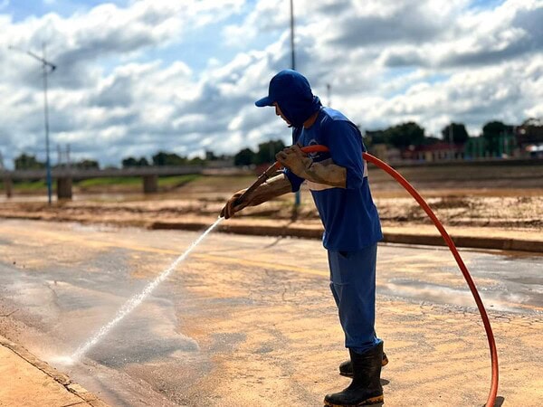 Prefeitura inicia força-tarefa de limpeza após vazante do Rio Acre e prioriza bairros afetados pela enchente
