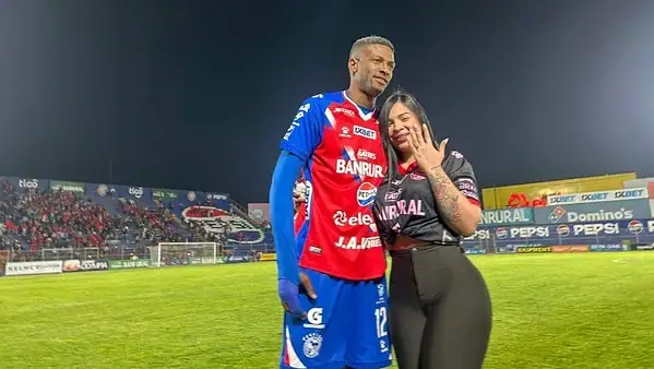 Noivado em campo de futebol termina após três dias do pedido