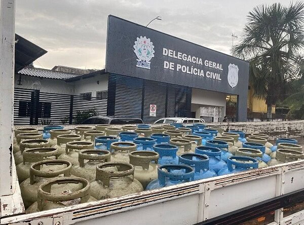 Polícia recupera mais de 50 botijas de gás furtadas e prende suspeito por receptação no Acre
