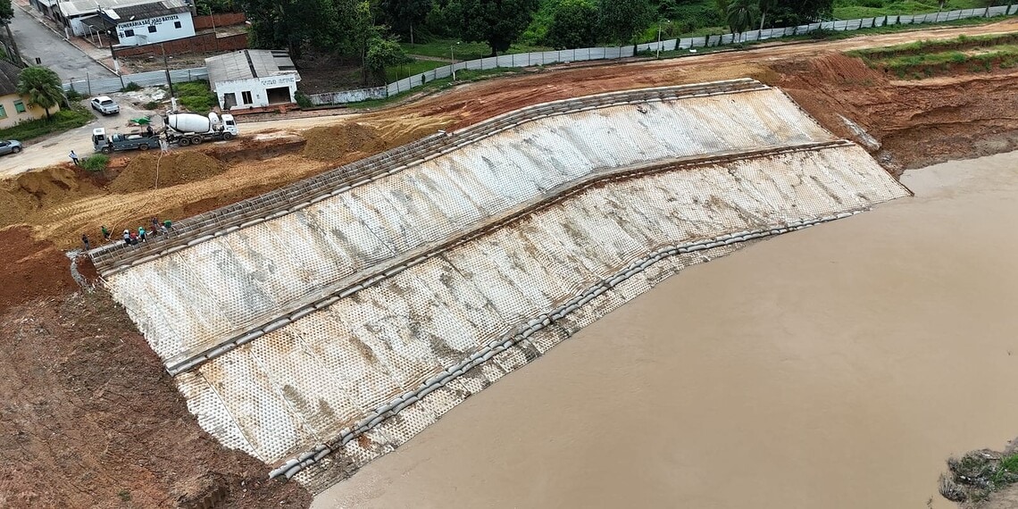 Intervenção visa conter a erosão e criar uma área de lazer. Foto: Ascom/Deracre