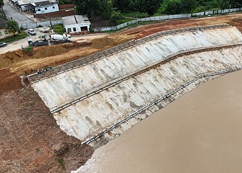 Intervenção visa conter a erosão e criar uma área de lazer. Foto: Ascom/Deracre