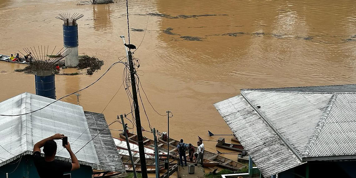 Balseiros são retirados de pilares de passarela em construção sobre o Rio Amônia 1 Pilares da passarela sobre o Rio Amônia passam por retirada de balseiros durante período de cheia. Foto: Ascom/Deracre