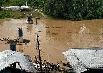 Pilares da passarela sobre o Rio Amônia passam por retirada de balseiros durante período de cheia. Foto: Ascom/Deracre