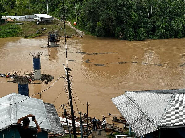 Balseiros são retirados de pilares de passarela em construção sobre o Rio Amônia