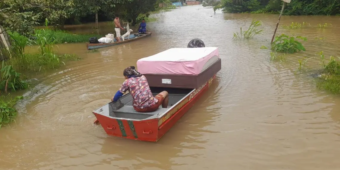O trabalho de retira das famílias continua (Foto: Defesa Civil)