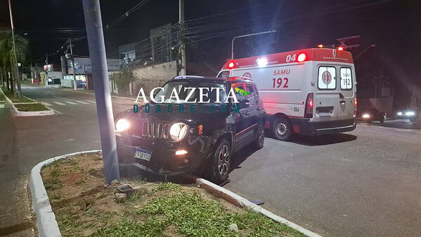 Motorista fica ferida após colidir com poste na Avenida Ceará, em Rio Branco