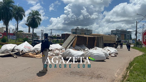 Carreta bitrem tomba na rotatória da Havan e causa congestionamento na BR-364, em Rio Branco