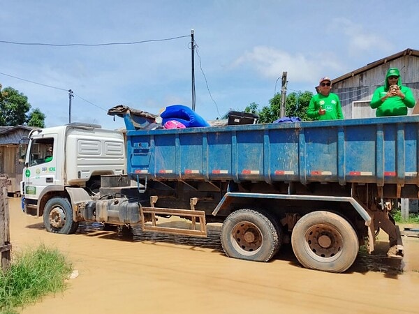 Cheia do Rio Iaco mobiliza equipes do Deracre para apoiar famílias em Sena Madureira